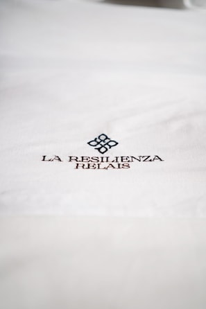 Royal Room | 1 bedroom, in-room safe, free WiFi - La Resilienza Relais (Grumo Nevano)