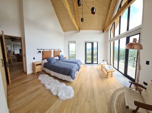 3 عدّة غرف نوم ومكواة/لوح كي وواي فاي وملاءات أسرّة