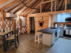 Frigorífico, microondas, horno y placa de cocina