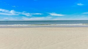 Una spiaggia con cielo sereno e mare calmo.