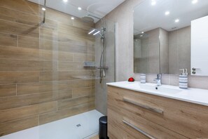Hair dryer, towels, toilet paper - Sunset Harbour Costa Adeje Beautiful 2 bedrooms apartment with amaizing sea view (Tenerife)