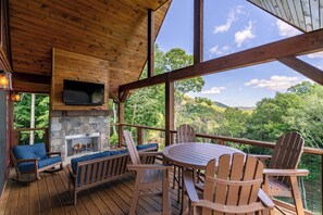 Outdoor dining - The Lookout at Eagles Nest: Mtn views, pet friendly, hot tub (Banner Elk)