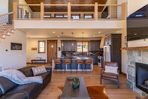 Fernseher, Kamin, Tischfußball