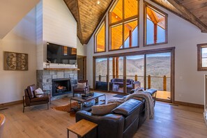 Fernseher, Kamin, Tischfußball