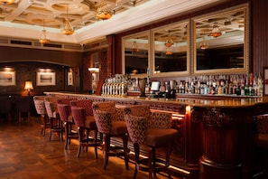 2 bars/lounges