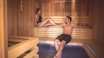 Una sauna con bancos de madera y piso de baldosas.