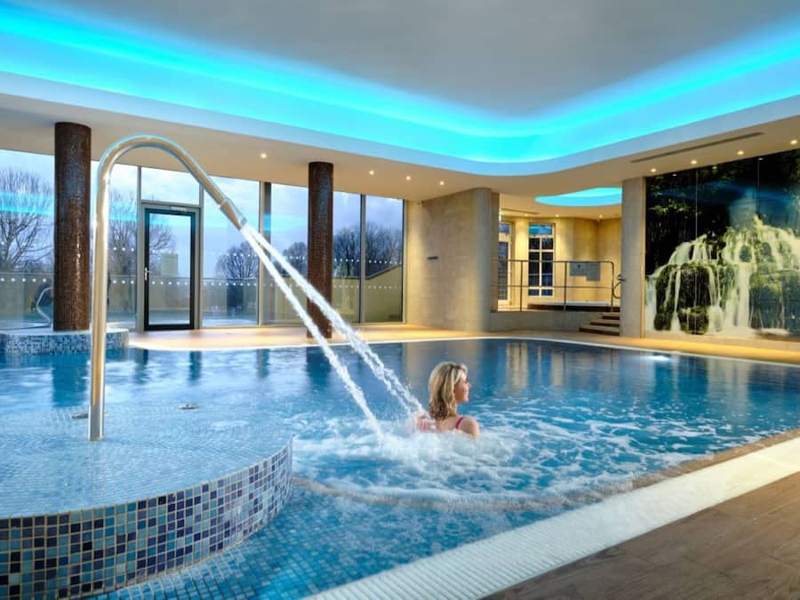 Innendørsbasseng