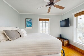 4 bedrooms, iron/ironing board, Internet, bed sheets - Enchanting & sunlit dog-friendly retreat with generous deck - steps to the sand (Edisto Beach)