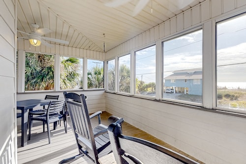 Enchanting & sunlit dog-friendly retreat with generous deck - steps to the sand