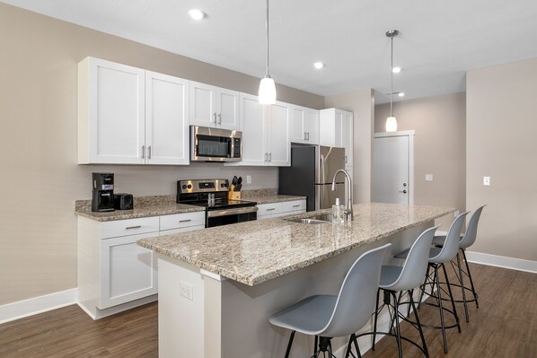 Fridge, microwave, oven, stovetop - Comfy Modern-style condo in Wyoming and Michigan. Awesome location. (Wyoming)