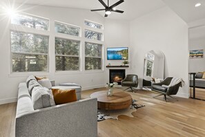 Smart TV, chimenea, oficina, monitor de computadora