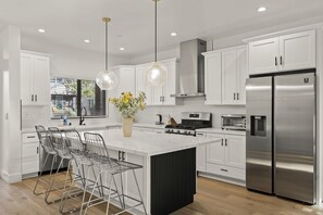 Refrigerador, microondas, horno, placa de cocina