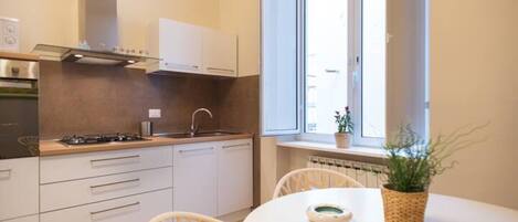 Kylskåp, mikrovågsugn, ugn och spishäll