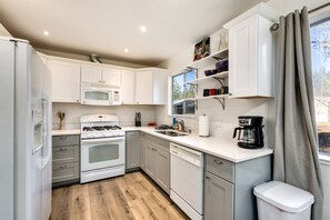 Fridge, microwave, oven, stovetop - Wildflower Getaway - Cozy Updated Monthly Rental (South Lake Tahoe)