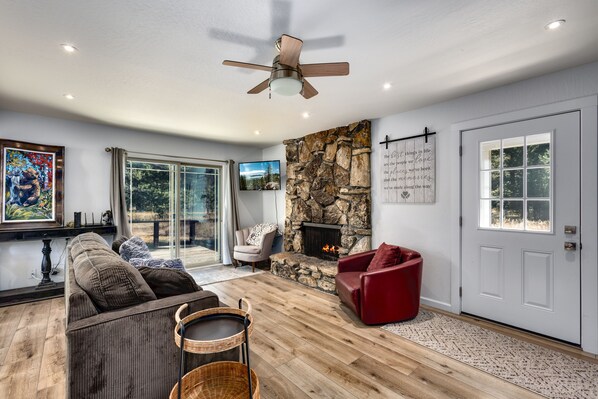 Interior - Wildflower Getaway - Cozy Updated Monthly Rental (South Lake Tahoe)