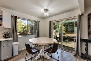 Dining - Wildflower Getaway - Cozy Updated Monthly Rental (South Lake Tahoe)