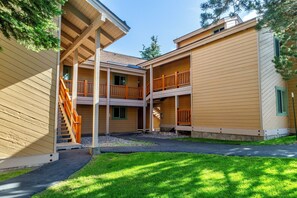 Exterior - Cozy Mountain Retreat with Spectacular Views! (Mammoth Lakes)