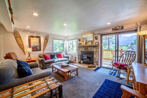 TV, fireplace - Cozy Mountain Retreat with Spectacular Views! (Mammoth Lakes)