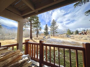 Property grounds - Cozy Mountain Retreat with Spectacular Views! (Mammoth Lakes)