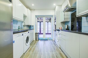 Casa | Cuina privada | Frigorífic, microones, forn i placa de cuina