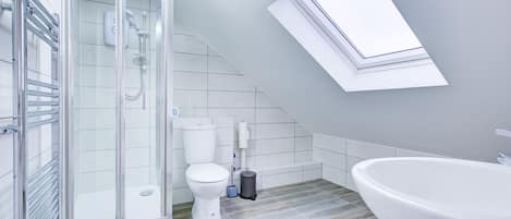 House | Bathroom | Combined shower/bathtub, deep-soaking bathtub, free toiletries, towels