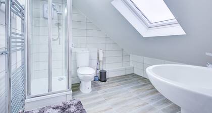 6 - 7 Beds-sleeps 12-elizabeth Line-free Parking