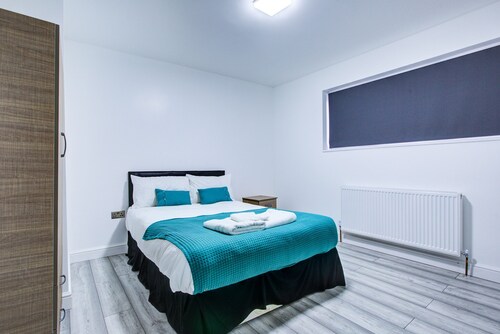 6 - 7 Beds-sleeps 12-elizabeth Line-free Parking