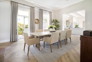 Deluxe Villa | Desk, laptop workspace, blackout drapes, iron/ironing board - Middedorp Villa and Apartments (Stellenbosch)