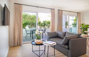 办公桌、笔记本电脑工作区、遮光窗帘、熨斗/熨衣板