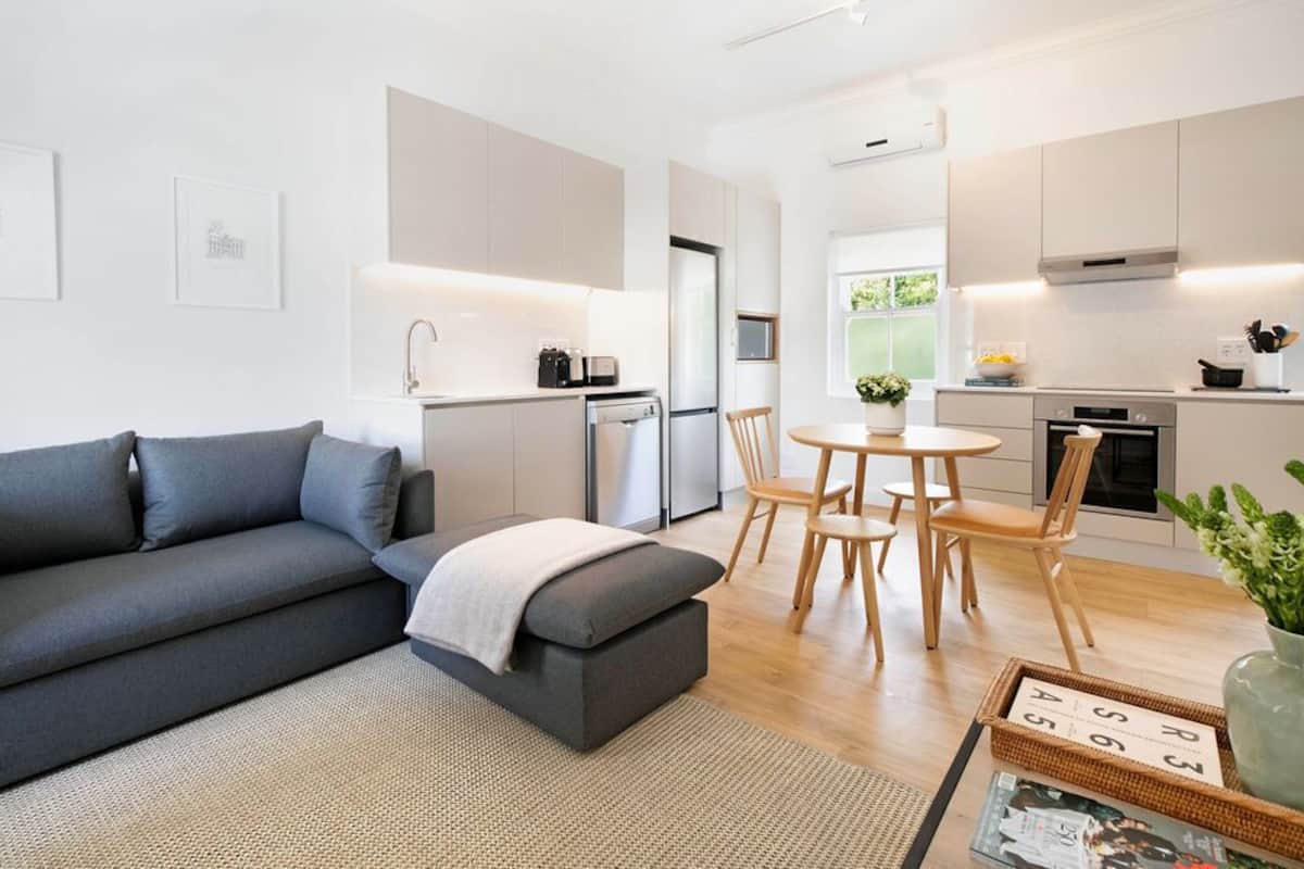 Departamento superior | 1 habitación, escritorio y espacio para trabajar con laptop
