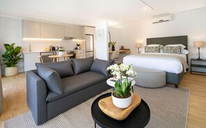Desk, laptop workspace, blackout drapes, iron/ironing board - Middedorp Villa and Apartments (Stellenbosch)