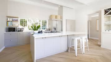 1 habitación, escritorio y espacio para trabajar con laptop