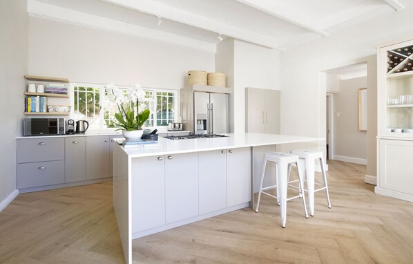 Deluxe Villa | Desk, laptop workspace, blackout drapes, iron/ironing board - Middedorp Villa and Apartments (Stellenbosch)