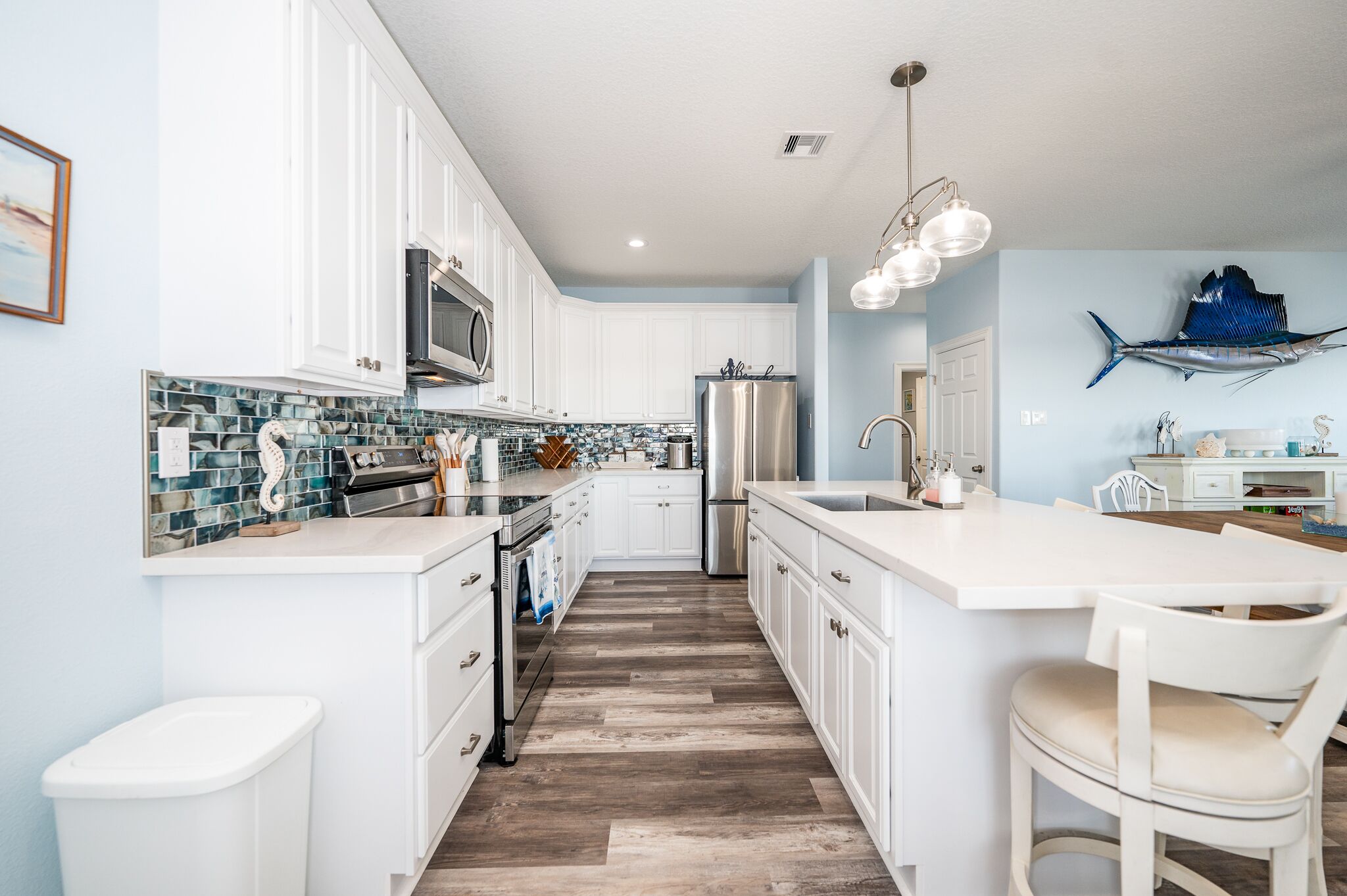 冷蔵庫、電子レンジ、オーブン、コンロ