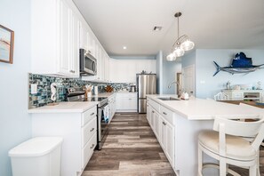 Refrigerador, microondas, horno, placa de cocina