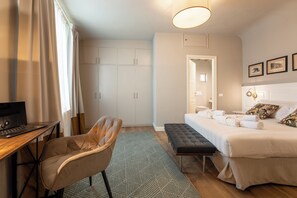 1 bedroom, desk, iron/ironing board, WiFi - San Pier Maggiore Abbess's Suite (Firenze)