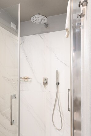 Dusche, Haartrockner, Bidet, Handtücher