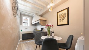 A modern kitchen with a dining area. - San Pier Maggiore Abbess's Suite (Firenze)