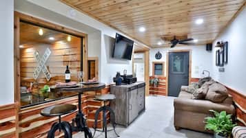 Smart TV, fireplace, stereo