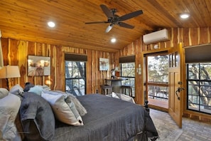 1 غرفة نوم وخزنة داخل الغرفة ومكواة/لوح كي وملاءات أسرّة