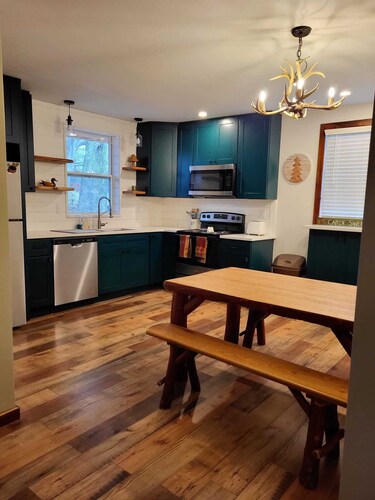 Cozy Mountain Lodge Near Seven Springs & Ohiopyle - Sleeps 8 - Pet Friendly