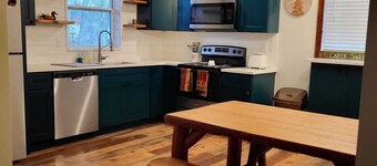 Cozy Mountain Lodge Near Seven Springs & Ohiopyle - Sleeps 8 - Pet Friendly