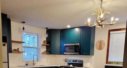 Cozy Mountain Lodge Near Seven Springs & Ohiopyle - Sleeps 8 - Pet Friendly