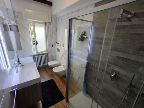Shower, hair dryer, bidet, towels - Apartment 50 m sea, with garden and parking space (Marcelli)