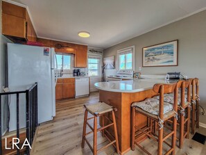 Kühlschrank, Mikrowelle, Herdplatte, Geschirrspüler