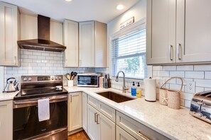 Geladeira, micro-ondas, cooktop, lava-louças