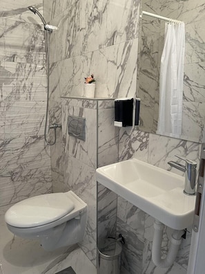 Douche, séchoir à cheveux, serviettes fournies