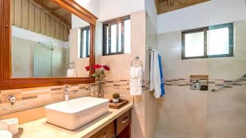 Secadora de cabello, toallas, jabón, papel de baño