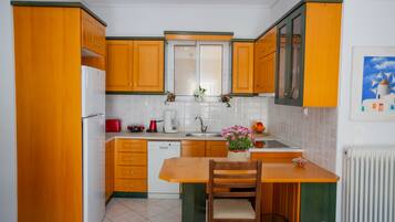 Frigorífico, lavavajillas, tostadora y utensilios de cocina