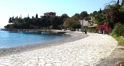 Poly's charming home - City center & near the beach 2bedroom apartment